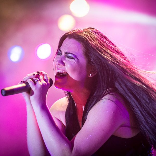 Liderada por Amy Lee, Evanescence atraiu legião de fãs ao Espaço das Américas