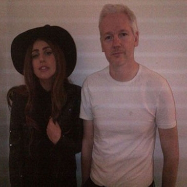 Lady Gaga e Julian Assange