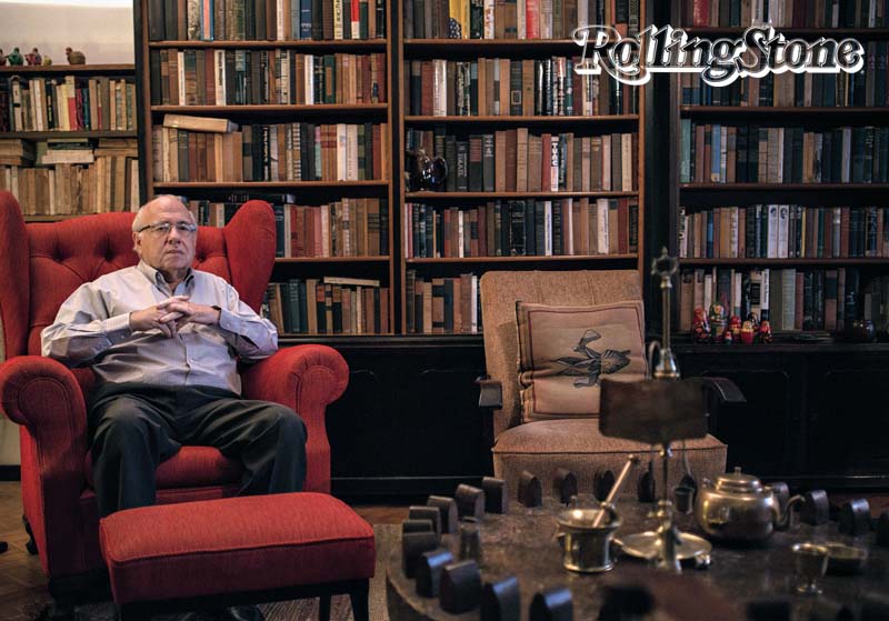 NA DELE Verissimo na sala estar de sua residência, no bairro Petrópolis, em Porto Alegre