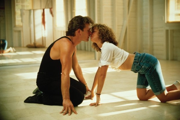 As férias em um resort se tornaram um dos maiores sucessos da história do cinema. Isto por causa da paixão que tomou conta de Baby (Jennifer Grey) ao conhecer o instrutor de dança Johnny Castle (Patrick Swayze) em Dirty Dancing