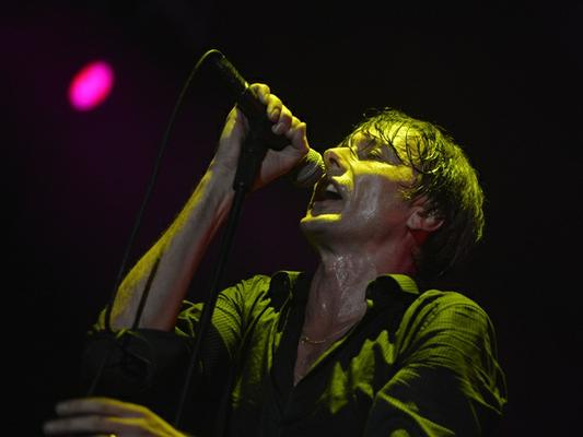 Suede mostrou a mesma energia dos anos 90 por intensos 60 minutos. Leia mais.