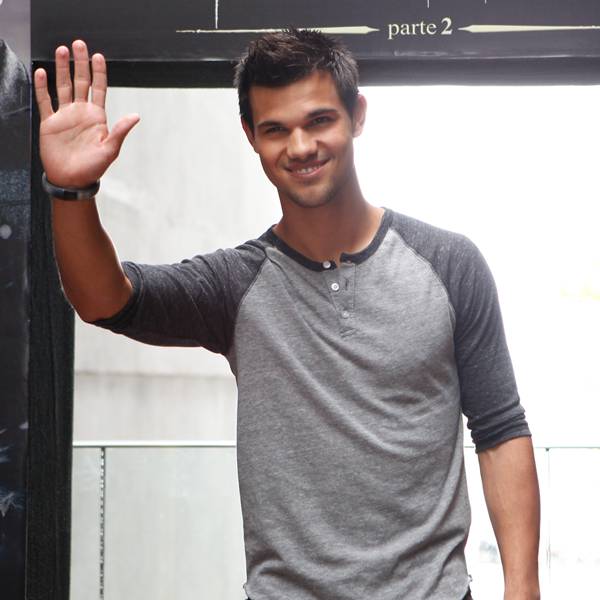 Taylor Lautner acena para os fotógrafos depois de coletiva, no Rio