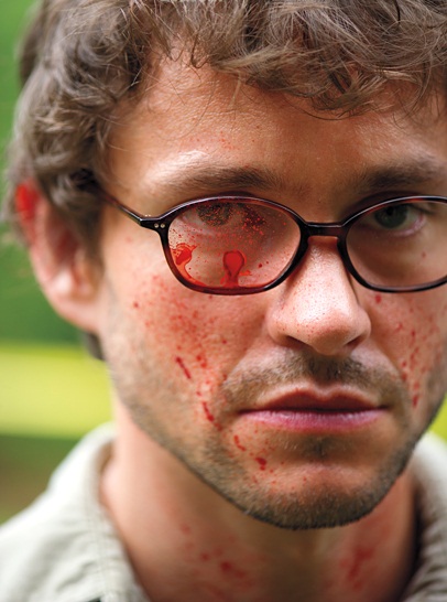 Will Graham (Hugh Dancy) com sangue nos óculos em Hannibal