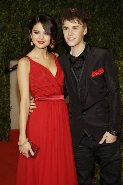 Justin Bieber e Selena Gomez - Selena Gomez e Justin Bieber chegando à festa pós-Oscar da revista Vanity Fair, na Sunset Tower, em Los Angeles, Califórnia, no dia 27 de fevereiro de 2011.
