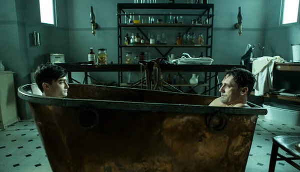 Radcliff e Hamm em inusitada cena em que dividem um banho de banheira