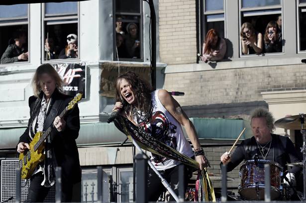 O Aerosmith se apresenta em frente ao prédio onde a banda morou, em Boston, há mais de 40 anos