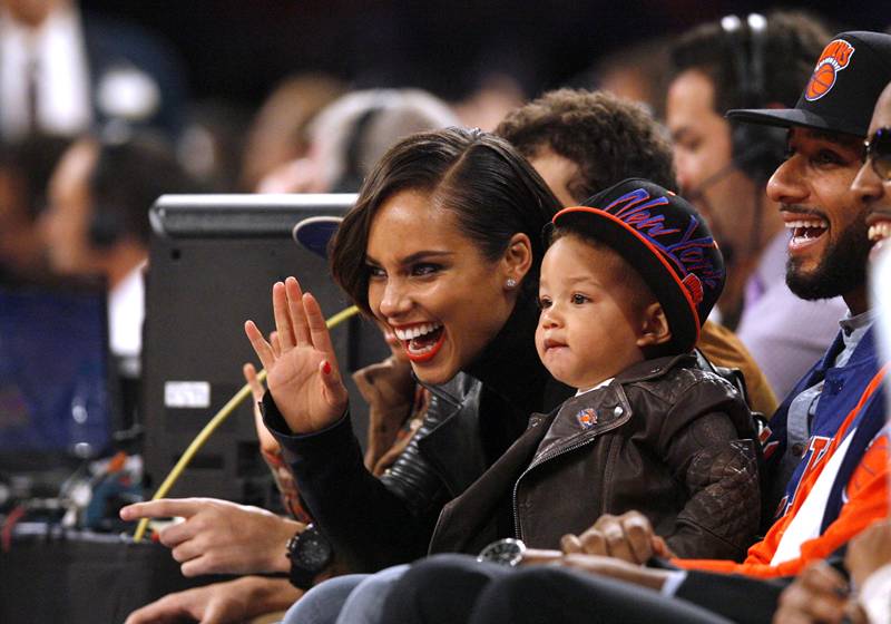 Alicia Keys ao lado do filho, Egypt, e do marido, Swizz Beatz, em um jogo de basquete em novembro de 2012, nos Estados Unidos