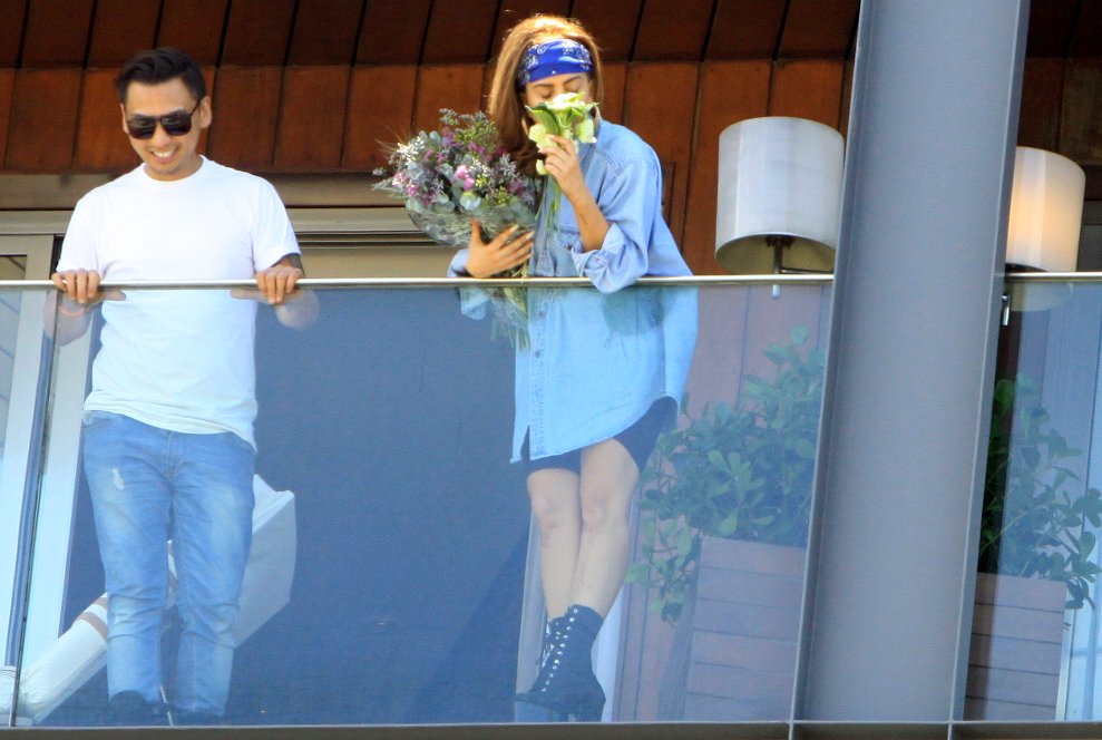 A cantora jogou flores aos "monstrinhos", apelido que ela dá aos fãs