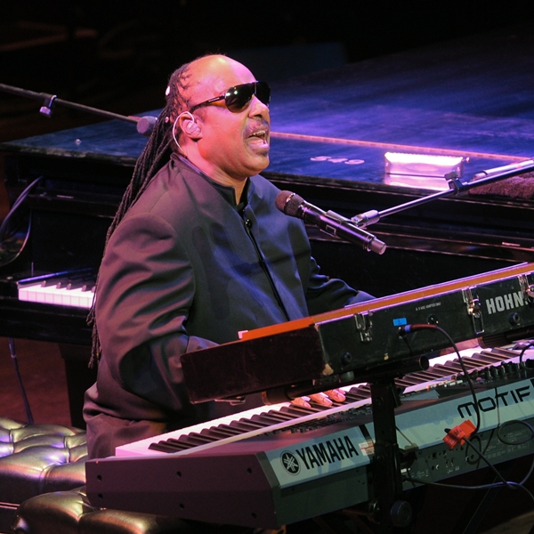 “Não podemos voltar atrás agora”, bradou Stevie Wonder na música “Keep Moving Forward”, feita especialmente para a campanha de Obama. O nome da canção é bem claro – continuem seguindo em frente