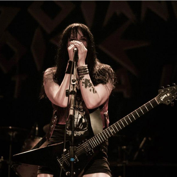 Mia, do Crucified Barbara, fechando o festival