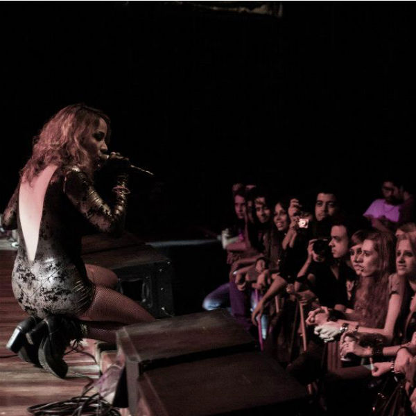 Atitude roqueira de Karina Buhr agradou os goianos em sua estreia no festival