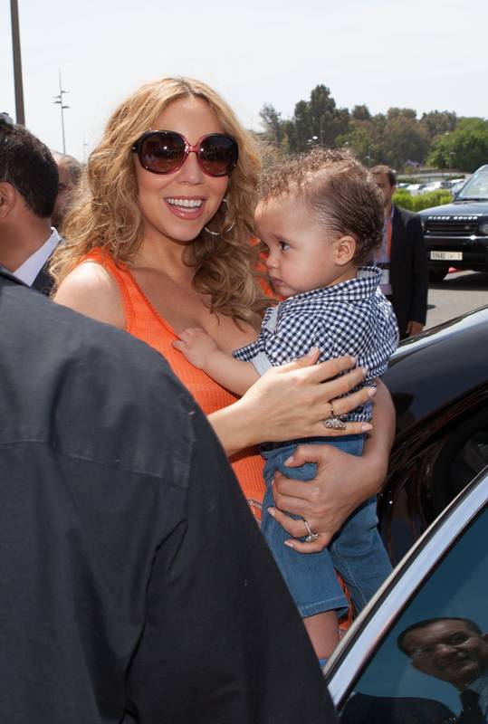 Mariah Carey levou seu filho Moroccan Scott a Rabat, capital do Marrocos, onde cantou em um festival. O garoto, nascido em 2011, também tem uma irmã gêmea, Monroe