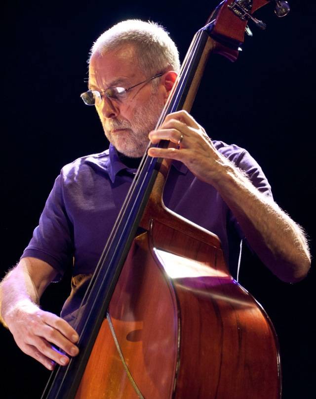 O baixista Dave Holland em SP