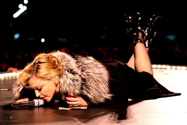 Além de seus vídeos polêmicos, Madonna também provocou o mundo em shows, programas de televisão, livros e desfiles. Separamos dez destes momentos, que você vê na galeria a seguir.