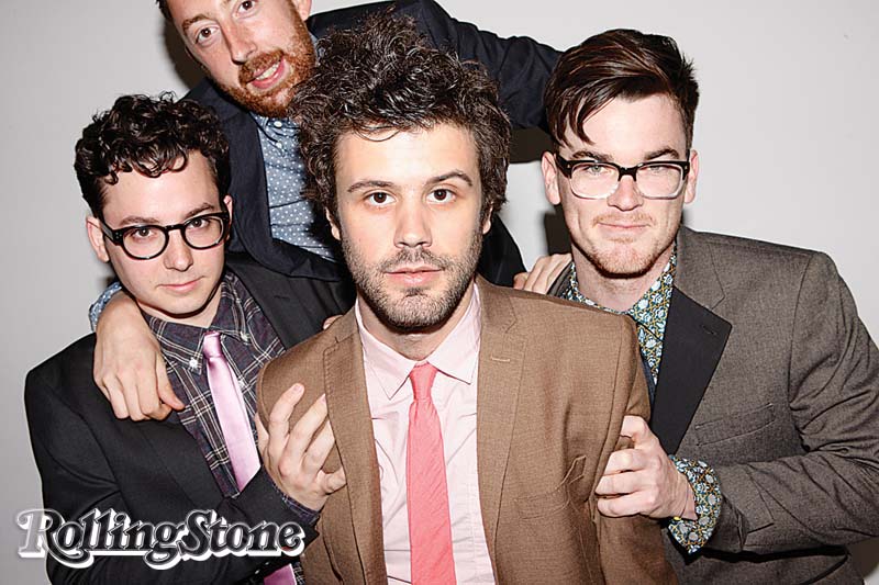 MENTE BRILHANTE Angelakos (centro) diz fazer shows para pagar as contas médicas