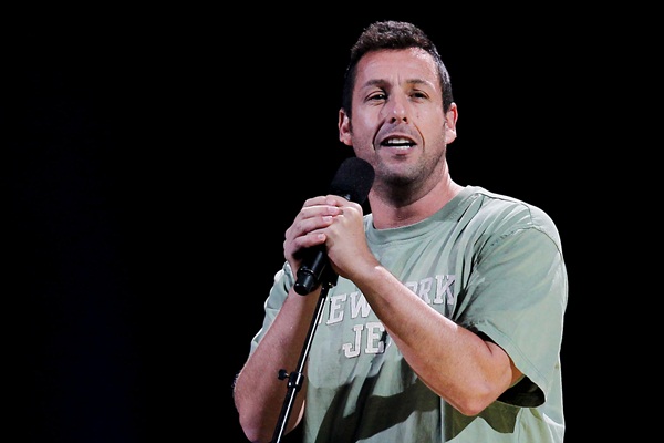 Adam Sandler fez uma paródia de "Hallelujah", música de Leonard Cohen famosa na voz de Jeff Buckley