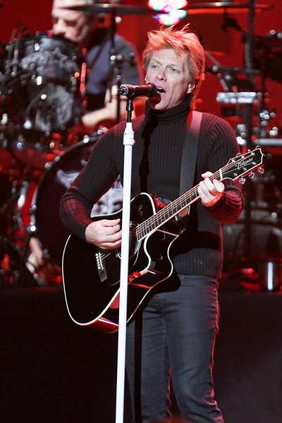 Depois de tocar com Bruce Springsteen, Jon Bon Jovi voltou ao palco com sua própria banda. "Who Says you Can't go Home" (com Springsteen como convidado), "Livin' On a Prayer" e "Wanted Dead or Alive" foram as escolhidas