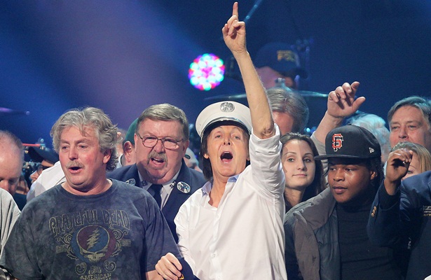 Paul, uma das últimas atrações da noite, ainda chamou os ex-integrantes do Nirvana,  Dave Grohl (bateria), Krist Novoselic (baixo) e Pat Smear (guitarra)