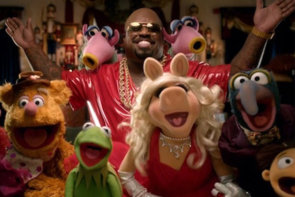 Além de ser uma data especial, o Natal movimenta a indústria da música desde os anos 50, quando Elvis Presley vendeu 7 milhões de cópias com seu álbum natalino. De lá pra cá, vários cantores se arriscaram no repertório natalino. Conheça dez deles.