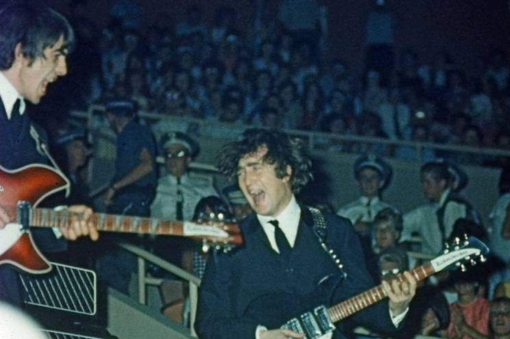 George Harrison e John Lennon em uma das imagens que serão leiloadas