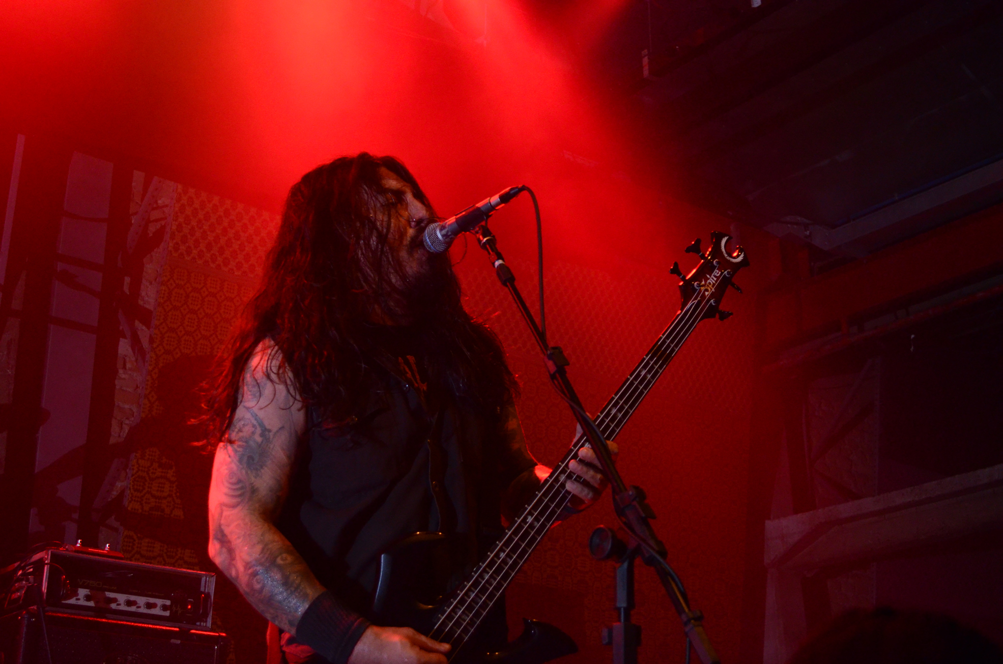 O baixista e vocalista Alex Camargo