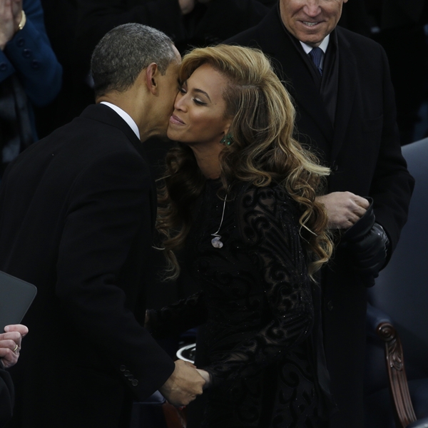 A cantora, junto a seu marido, Jay-Z, participou ativamente da campanha democrata e foi escolhida para se apresentar no evento