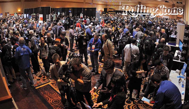 QUEM MANDA? Na confusão organizada da CES, os humanos só dão atenção às máquinas