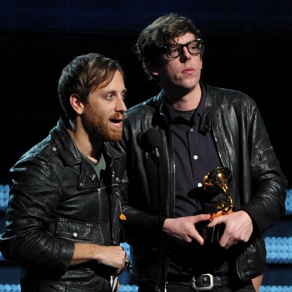 O Black Keys aceitando o prêmio de Melhor Performance de Rock do ano no Grammy 2013, por "Lonely Boy"