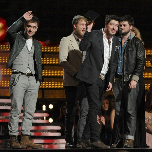 O Mumford & Sons recebeu das mãos de Adele o prêmio de Álbum do Ano pelo trabalho em Babel