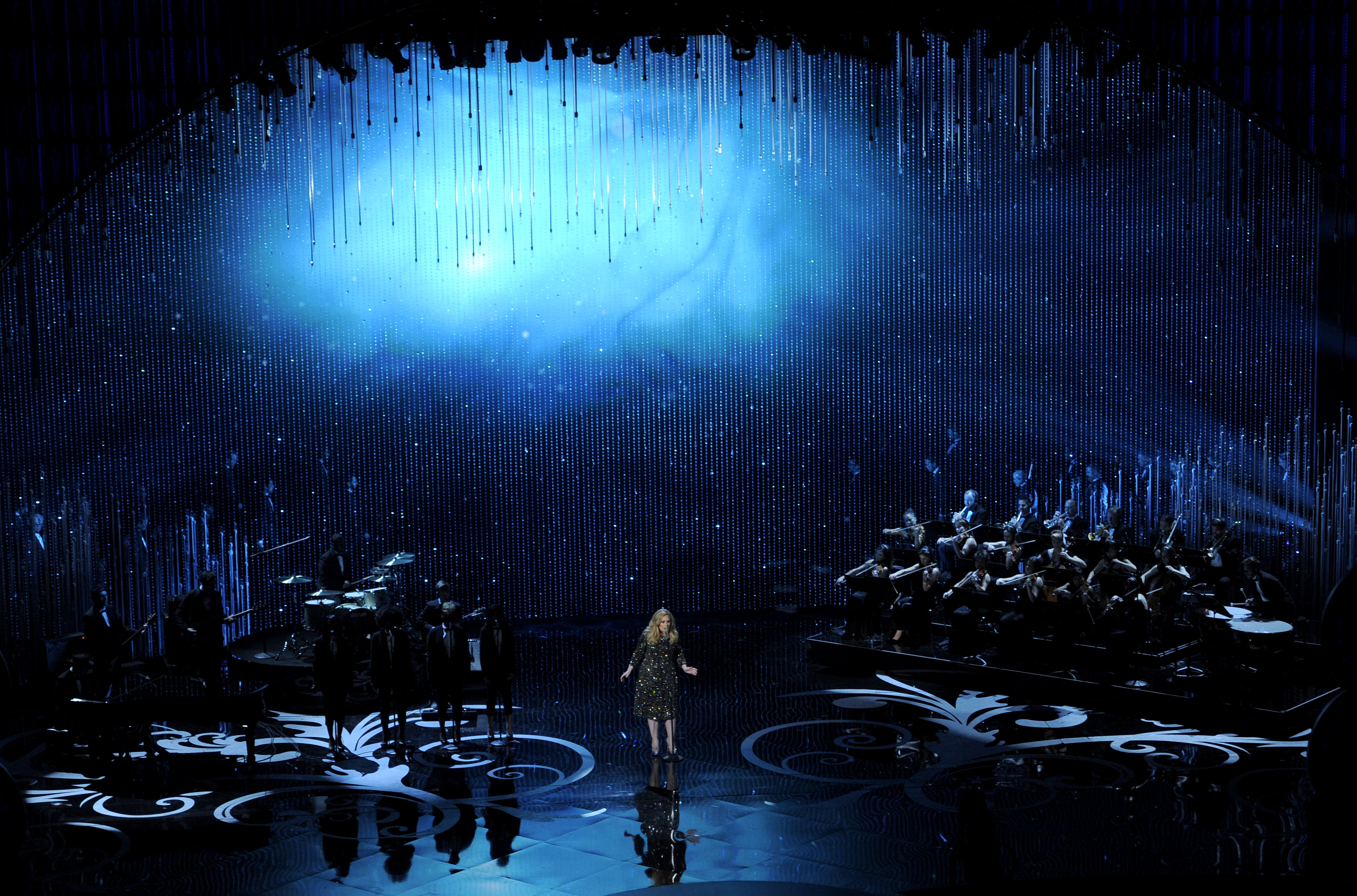 Adele cantou "Skyfall" com a ajuda de uma orquestra