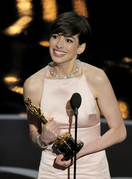 Anne Hathaway recebe o Oscar de Melhor Atriz Coadjuvante por Os Miseráveis