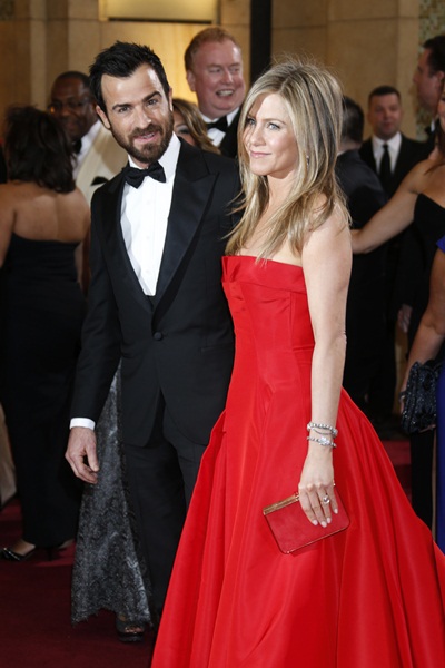 Jennifer Aniston chega ao Oscar 2013 ao lado do namorado, Justin Theroux