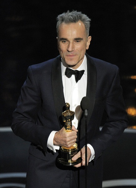 Daniel Day-Lewis terminou seu discurso oferecendo o Oscar à mãe