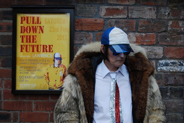 Lawrence e o poster da programação especial sobre a sua vida