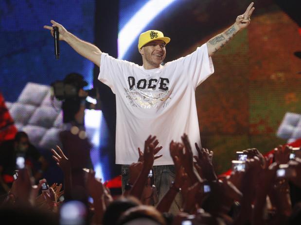 Chorão à frente do Charlie Brown Jr.