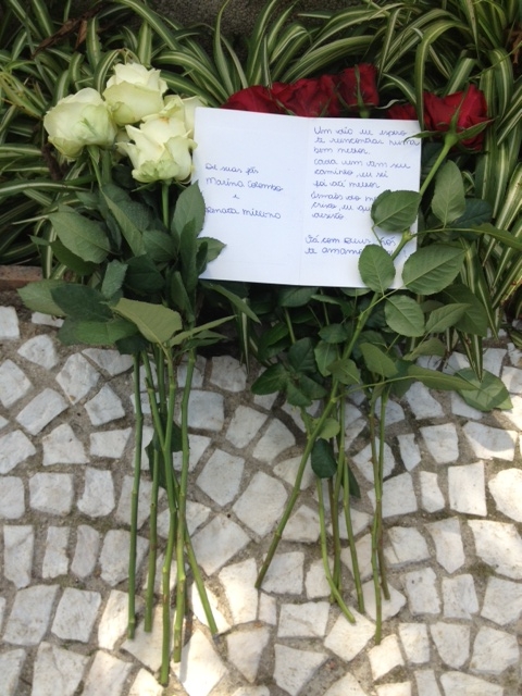 Fãs deixaram flores e bilhete em frente ao prédio onde Chorão morreu