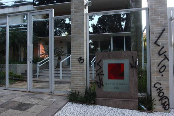 Fãs picharam a fachada do prédio onde Chorão foi encontrado morto