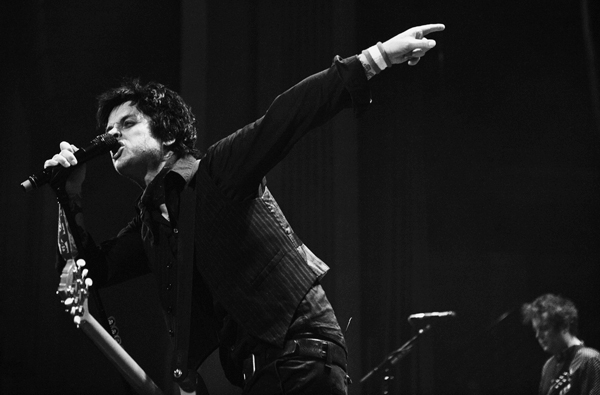 Billie Joe Armstrong voltou aos palcos depois de um período em reabilitação