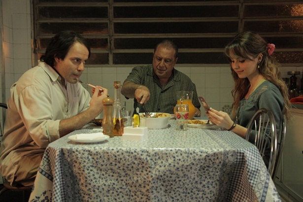Marat Descartes, Antônio Fagundes e Sandy em cena de Quando Eu Era Vivo