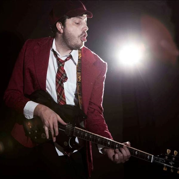 Danilo Gentili se transformou em Angus Young para a exposição We Love Rock and Roll