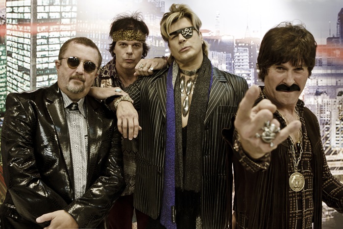 RPM preparou um figurino que homenageia o glam rock dos anos 70.