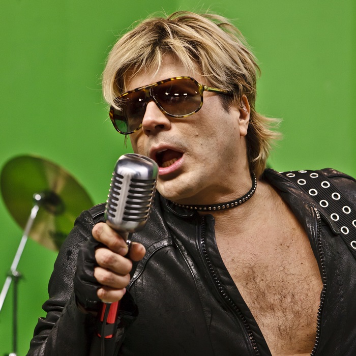 Paulo descoloriu os cabelos, em homenagem ao personagem Ziggy Stardust, de David Bowie. "A diferença é que ele pintou o cabelo de laranja. Eu só pintei de loiro, mesmo", disse ele.