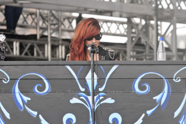 Com o Agridoce, Pitty deixa o som mais pesado de lado e toca piano