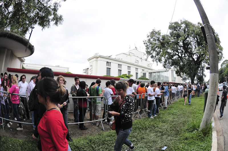 A chuva da manhã desta sexta, 29, deixou alguns espaços de barro no gramado e dificulta a travessia da pista equestre localizada entre a entrada e os palcos.