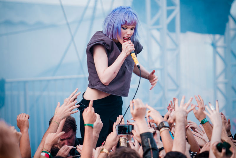 A performance desregrada da vocalista Alice Glass transformou o palco Alternativo em caos sonoro.