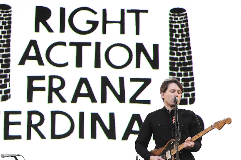 O fundo do palco dizia Right Action Franz Ferdinand