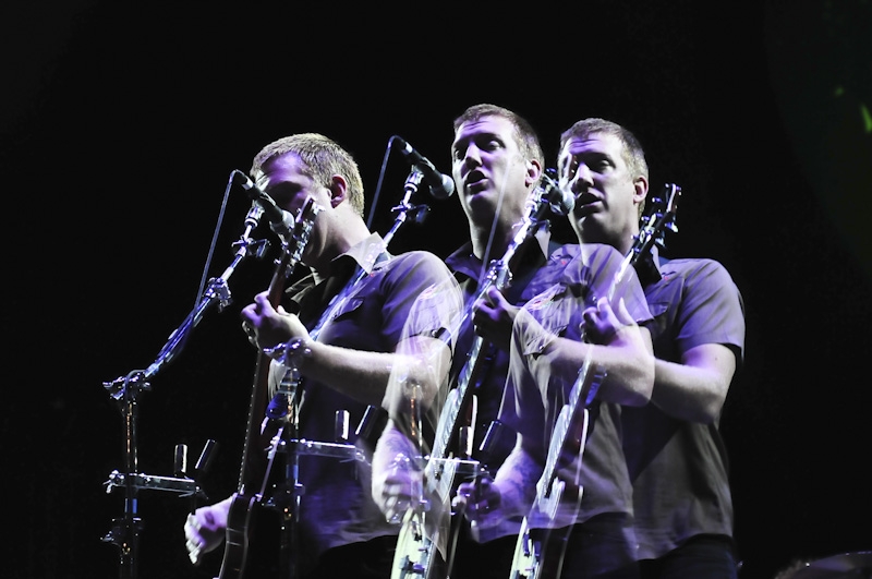 Josh Homme "multiplicado" no show do Queens of the Stone Age no Lollapalooza 2013