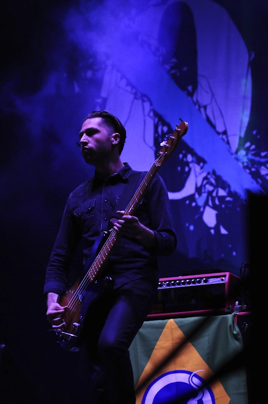 Josh Homme entrou em cena usando a bandeira do Brasil estilizada que aparece na imagem