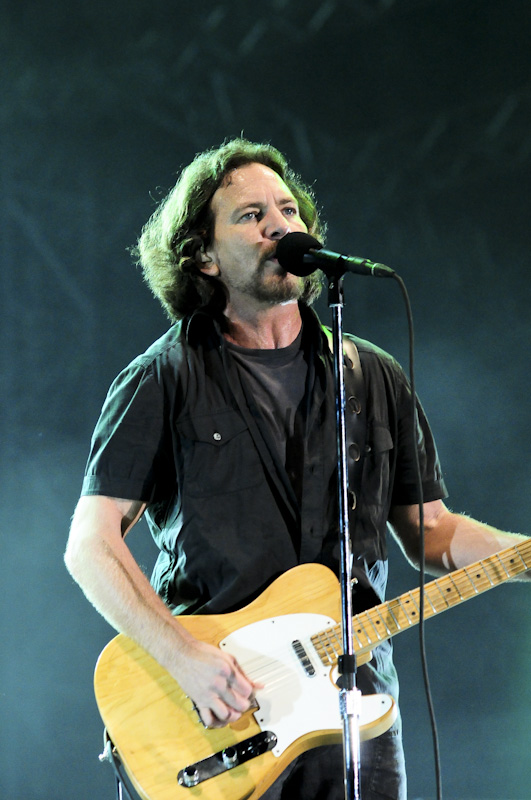 Antes de sair do palco, Eddie Vedder agradeceu o público e pediu por um mundo “sem guerra, ódio e pessoas desfavorecidas”. “Vocês são, sem brincadeira, uma das melhores plateias do mundo.”