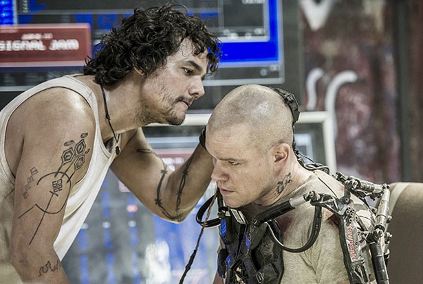 Wagner Moura contracena com Matt Damon em cena de Elysium, dirigido por Neill Blomkamp (Distrito 9)